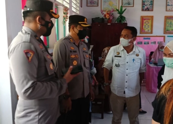 Kapolres Gorontalo Kota, AKBP Suka Irawanto, saat meninjau pelaksanana vaksinasi anak di wilayah Kecamatan Kota Timur, Kota Gorontalo, Rabu (26/1/2022). (Humas Polres Gorontalo Kota)