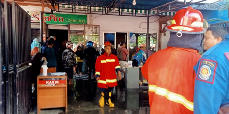 Petugas pemadam kebakaran melakukan pemadaman kebakaran yang melanda toko pakaian di Jl Sudirman atau depan Kampus UNG, Kota Gorontalo. (sari/gopos)