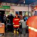 Petugas pemadam kebakaran melakukan pemadaman kebakaran yang melanda toko pakaian di Jl Sudirman atau depan Kampus UNG, Kota Gorontalo. (sari/gopos)