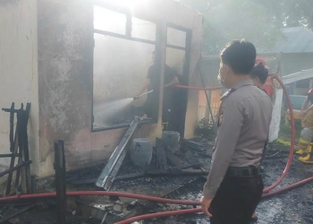 Kebakaran yang melanda rumah milik Djafar Hulopi di Desa Timbuolo Tengah, Kecamatan Botupingge, Bone Bolango, Ahad (9/1/2022). (indra/gopos)