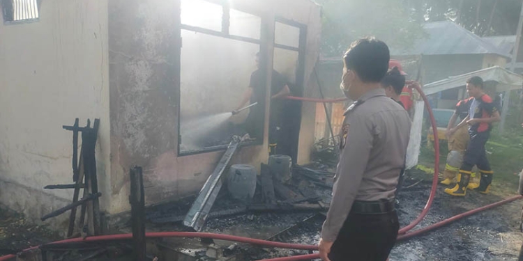 Kebakaran yang melanda rumah milik Djafar Hulopi di Desa Timbuolo Tengah, Kecamatan Botupingge, Bone Bolango, Ahad (9/1/2022). (indra/gopos)