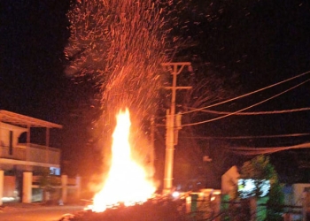 Kebakaran tumpukan kayu hampir merembet ke gardu listrik di depan Pengadilan Agama Limboto, Sabtu (1/1/2022) dini hari.(istimewa)