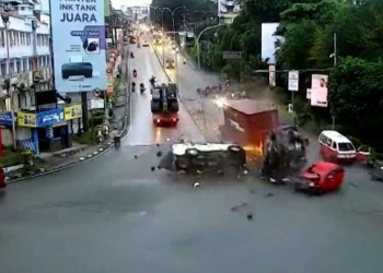 Rekaman CCTV yang menunjukkan kecelakaan sebuah truk kontainer yang menabrak belasan sepeda motor dan 6 mobil di simpang empat Muara Rapak Balikpapan, Kalimantan Timur, Jumat (21/1/2022). (istimewa)
