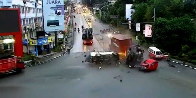 Rekaman CCTV yang menunjukkan kecelakaan sebuah truk kontainer yang menabrak belasan sepeda motor dan 6 mobil di simpang empat Muara Rapak Balikpapan, Kalimantan Timur, Jumat (21/1/2022). (istimewa)