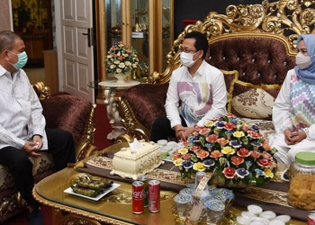 Wakil Gubernur Gorontalo, Idris Rahim, menerima kunjungan Kepala Perwakilan BI Gorontalo, Budi Widihartanto, yang akan berpindah tugas ke Bangka Belitung, Rabu (19/1/2022). (Haris/Humas Pemprov)