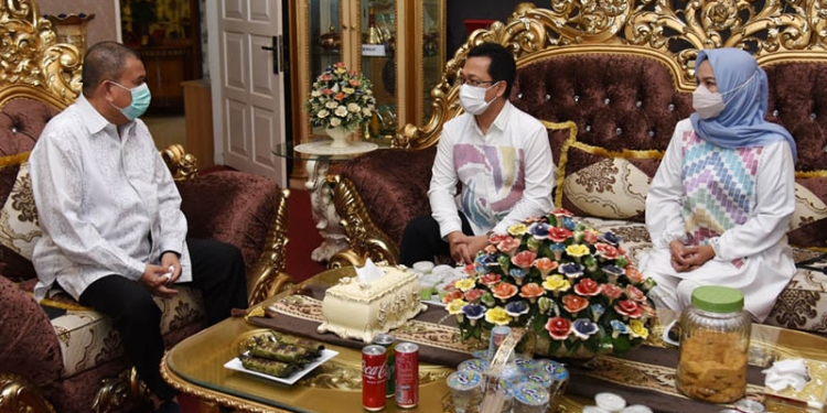 Wakil Gubernur Gorontalo, Idris Rahim, menerima kunjungan Kepala Perwakilan BI Gorontalo, Budi Widihartanto, yang akan berpindah tugas ke Bangka Belitung, Rabu (19/1/2022). (Haris/Humas Pemprov)