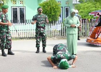 Letkol Czi Purbo Alwin Niarto, Dandim 1313/Pohuwato bersujud saat pisah sambut di depan Makodim, Sabtu 29/01/2022 (Istimewa)