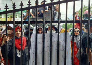 Para anggota (member) FX Family mendatangi Polda Gorontalo dan mendesak pengembalian modal yang telah diserahkan kepada AY alias Rinto, Kamis (13/1/2022). (Sari/gopos)