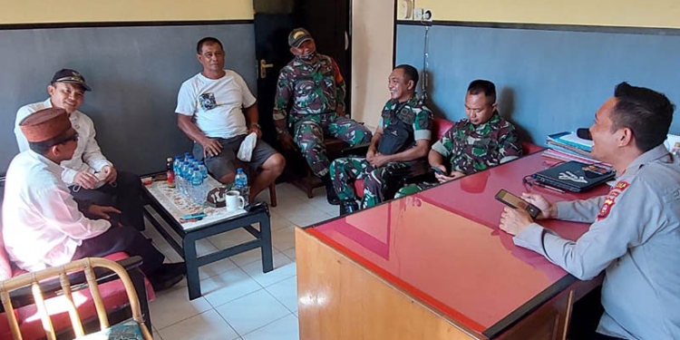 Proses mediasi perkelahian dua warga Popayato dengan Plh Danramil Moutong di Polsek Popayato, Rabu (12/1/2022). (istimewa)