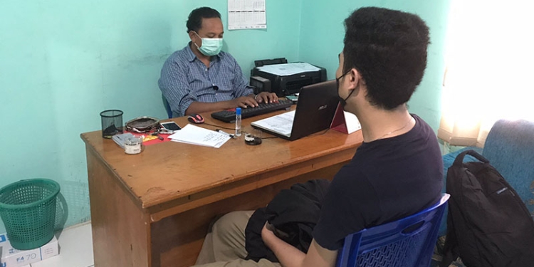Petugas Sat Resnarkoba Polres Gorontalo Kota melakukan pemeriksaan terhadap ML yang diduga menjual obat tanpa resep. (Humas Polres Gorontalo Kota)
