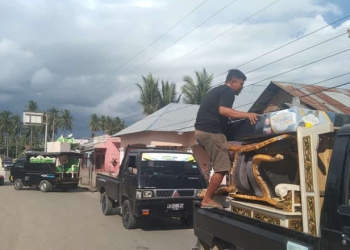 Sejumlah member Forex Man 3 Trader menyita sejumlah barang dari rumah WN di Desa Mekar Jaya, Kecamatan Duhiadaa, Kabupaten Pohuwato, Senin (31/1/2022). (istimewa)