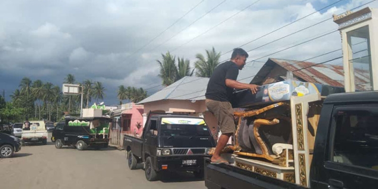Sejumlah member Forex Man 3 Trader menyita sejumlah barang dari rumah WN di Desa Mekar Jaya, Kecamatan Duhiadaa, Kabupaten Pohuwato, Senin (31/1/2022). (istimewa)