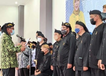 Sekretaris Daerah Provinsi Gorontalo, Darda Daraba saat  mengukuhkan pengurus Paguyuban Warga Pasundan (PWP) Gorontalo, periode 2021-2024 yang digelar di Gedung Madinah Asrama Haji Gorontalo, Minggu (1/30/2022). (Foto: Adit)
