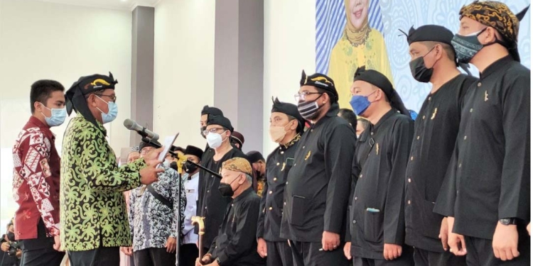 Sekretaris Daerah Provinsi Gorontalo, Darda Daraba saat mengukuhkan pengurus Paguyuban Warga Pasundan (PWP) Gorontalo, periode 2021-2024 yang digelar di Gedung Madinah Asrama Haji Gorontalo, Minggu (1/30/2022). (Foto: Adit)