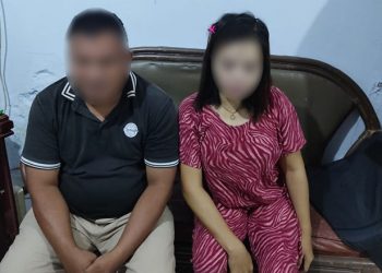 Pasangan bukan suami istri LZ dan HP yang digerebek oleh Timsus Polres Bone Bolango di salah satu rumah kontrakan di Kelurahan Tomulobutalo Selatan Kecamatan Dungingi, Rabu (5/1/2022). (Foto Istimewa)