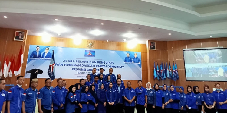 Pengurus DPD Partai Demokrat Provinsi Gorontalo berpose bersama usai dilantik secara virtual oleh Ketua Umum Partai Demokrat, Agus Harimurti Yudhyono.(sari/gopos)