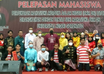 Rektor UNG, Eduart Wolok berpose bersama mahasiswa program PMM DN, Jumat (14/1/2022) (dok. UNG)