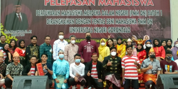 Rektor UNG, Eduart Wolok berpose bersama mahasiswa program PMM DN, Jumat (14/1/2022) (dok. UNG)