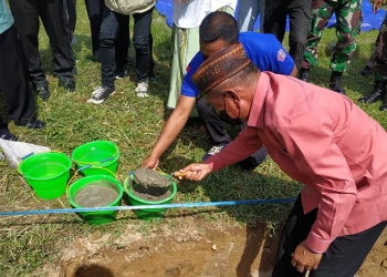 Peletakan batu pertama pembangunan rumah tahfidz Pondok Pesantren Alkhairaat Buntulia oleh Bupati Pohuwato, Saipul Mbuinga, Kamis (13/1/2022).