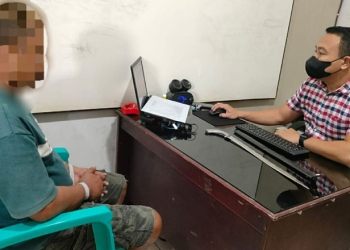 HD (kaos biru) menjalani pemeriksaan oleh penyidik Polres Gorontalo Kota pasca insiden pembacokan di kompleks Pasar Sentral Kota Gorontalo, Selasa (4/1/2022) malam. (istimewa)