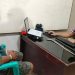HD (kaos biru) menjalani pemeriksaan oleh penyidik Polres Gorontalo Kota pasca insiden pembacokan di kompleks Pasar Sentral Kota Gorontalo, Selasa (4/1/2022) malam. (istimewa)