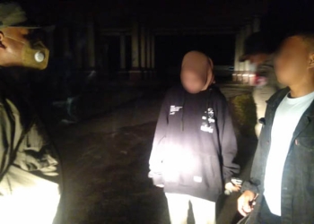 Petuga Satpol PP memberikan pembinaan kepada pasangan muda-mudi yang terjaring razia di blok plan Marisa. (istimewa)
