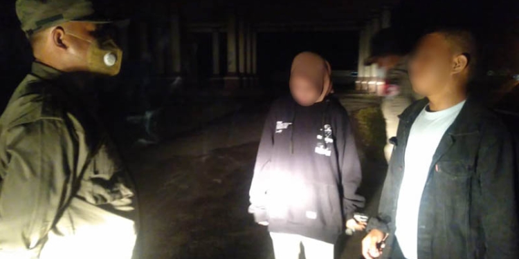 Petuga Satpol PP memberikan pembinaan kepada pasangan muda-mudi yang terjaring razia di blok plan Marisa. (istimewa)