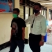 Tersangka JK (kiri) berjalan didampingi petugas Polres Gorontalo Kota menuju ke ruang tahanan Polres Gorontalo Kota, Senin (24/1/2022). (sari/gopos)