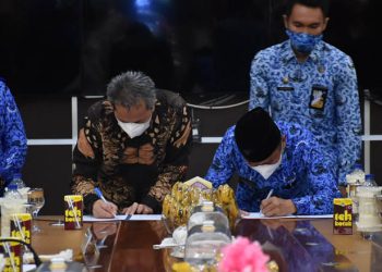 Penandatangan MoU pengembangan KEK Teluk Tomini antara Pemkab Pohuwato da