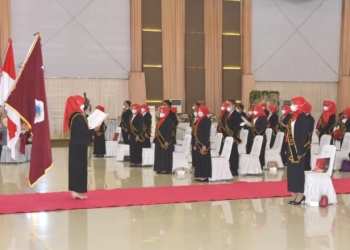 Direktur PPG Prof. Nurhayati Abas, M.Pd mengukuhkan 984 Guru yang secara resmi menyandang gelar Guru Profesional,Kamis (6/1/2022) (dok. UNG)