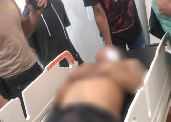 Korban penikaman, Ilham Kamaru, saat dievakuasi ke Rumah Sakit Aloei Saboe (RSAS) Kota Gorontalo, Sabtu (1/1/2022) pukul 03.00 Wita. (istimewa)