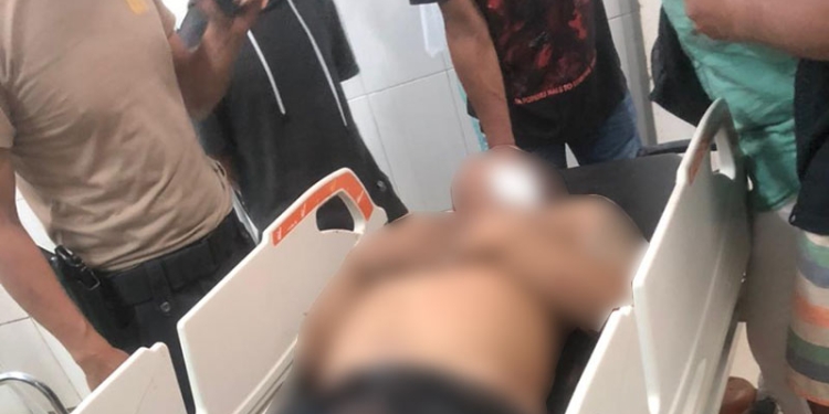 Korban penikaman, Ilham Kamaru, saat dievakuasi ke Rumah Sakit Aloei Saboe (RSAS) Kota Gorontalo, Sabtu (1/1/2022) pukul 03.00 Wita. (istimewa)