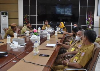 Bupati Pohuwato, Saipul Mbuinga, memimpin rapat awal tahun 2022.