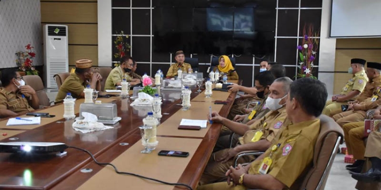 Bupati Pohuwato, Saipul Mbuinga, memimpin rapat awal tahun 2022.