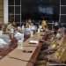 Bupati Pohuwato, Saipul Mbuinga, memimpin rapat awal tahun 2022.