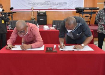 Bupati Pohuwato Saipul Mbuinga Bersama Direktur PT Bank Sulutgo Tandatangani Kerja Sama. 25/01/2022 (Istimewa)