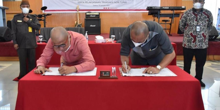 Bupati Pohuwato Saipul Mbuinga Bersama Direktur PT Bank Sulutgo Tandatangani Kerja Sama. 25/01/2022 (Istimewa)