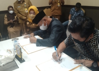 Penandatangan MoU antara Pemkab Pohuwato dan PT Indomarco Prismatama, Senin (3/1/2022) di Kantor Bupati Pohuwato. (istimewa)