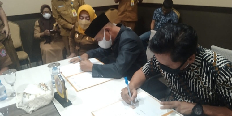 Penandatangan MoU antara Pemkab Pohuwato dan PT Indomarco Prismatama, Senin (3/1/2022) di Kantor Bupati Pohuwato. (istimewa)