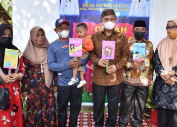 Bupati Pohuwato Saipul Mbuinga bersama warga Desa Moputi, Kecamatan Dengilo, Kabupaten Pohuwato. Jum'at 14/01/2022 (Istimewa)