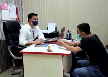 Tersangka JK (kaos hitam) saat menjalani pemeriksaan di Sat Reskrim Polres Gorontalo Kota. (sari/gopos)