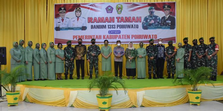 Forkompinda Pohuwato saat Sesi Foto Bersama Dalam Kegiatan Ramah Tamah Dandim 1313/Pohuwato. Sabtu 29/01/2022 (Yusuf/Gopos)