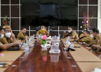 Wakil Bupati Pohuwato, Suharsi Igirisa bersama Sekretaris Daerah Pohuwato, Iskandar Datau, memimpin rapat persiapan HUT ke-19 Pohuwato, Rabu (26/1/2022).