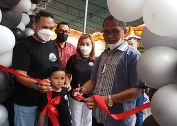 Sekretaris Kota Gorontalo, Ismail Madjid (kanan), meresmikan outlet Mr.Young Shoes Care di Jl. Jakarta, Griya Seban Blok C Nomor 33 Kota Gorontalo, Sabtu (15/1/2022). (hasan/gopos)