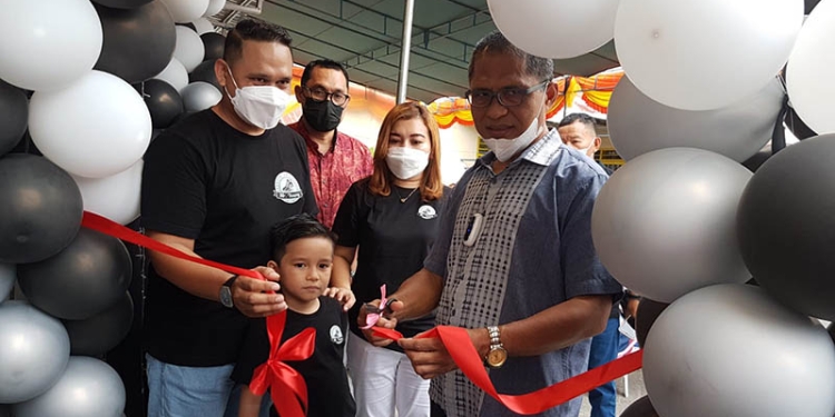 Sekretaris Kota Gorontalo, Ismail Madjid (kanan), meresmikan outlet Mr.Young Shoes Care di Jl. Jakarta, Griya Seban Blok C Nomor 33 Kota Gorontalo, Sabtu (15/1/2022). (hasan/gopos)