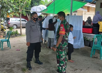 Personel Polsek Batudaa dan Koramil Tabongo mengawal di rumah korban di Dusun Balangga Selatan, Desa Payunga, Kecamatan Batudaa