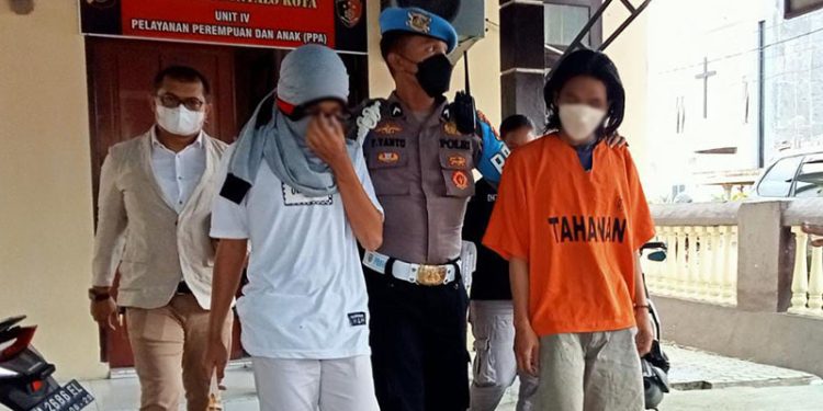 Dua tersangka penikaman di Kelurahan Padebuolo yang menewaskan Ilham Kamaru saat digiring petugas Polres Gorontalo Kota, Senin (3/1/2022). (sari/gopos)