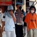 Dua tersangka penikaman di Kelurahan Padebuolo yang menewaskan Ilham Kamaru saat digiring petugas Polres Gorontalo Kota, Senin (3/1/2022). (sari/gopos)