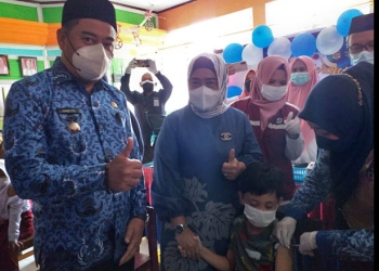 Bupati Bone Bolango, Hamim Pou bersama jajaran terkait saat melaunching vaksinasi untuk anak usia 6-11 tahun di SDN 1 Tilongkabila. (Foto Indra/Gopos)