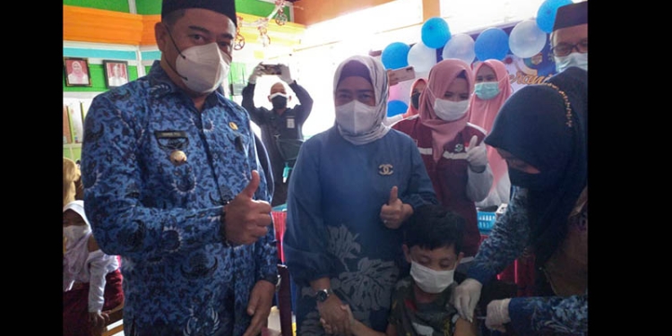Bupati Bone Bolango, Hamim Pou bersama jajaran terkait saat melaunching vaksinasi untuk anak usia 6-11 tahun di SDN 1 Tilongkabila. (Foto Indra/Gopos)